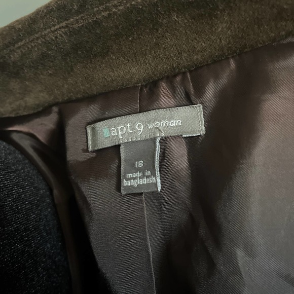 Stylish Velvet Brown Blazer with Detail- Size 18 - Picture 4 of 4